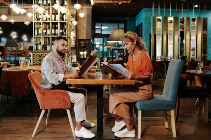 άνδρας σε σύγχρονο dating σε αστικό περιβάλλον