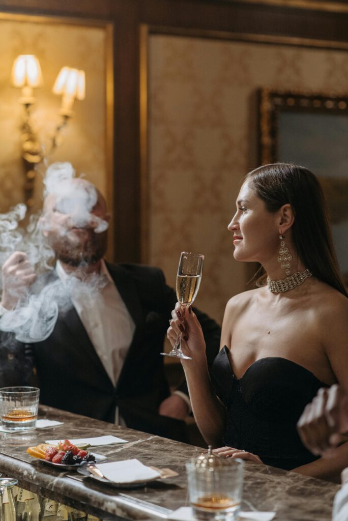 άνδρας απολαμβάνει nightlife με στυλ σε μπαρ της πόλης