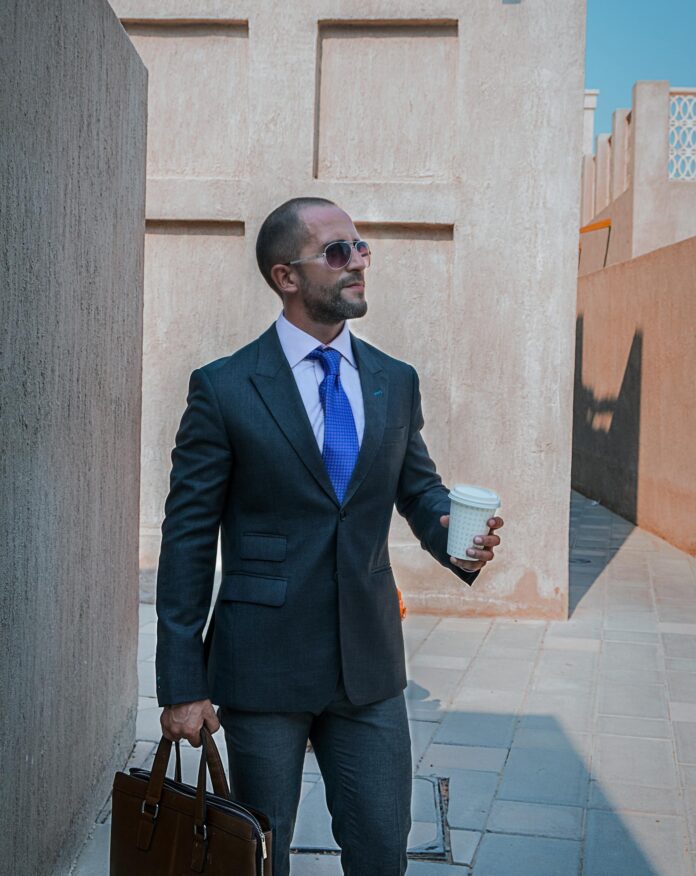 Ανδρικό style και grooming στην πόλη με έμφαση στις λεπτομέρειες
