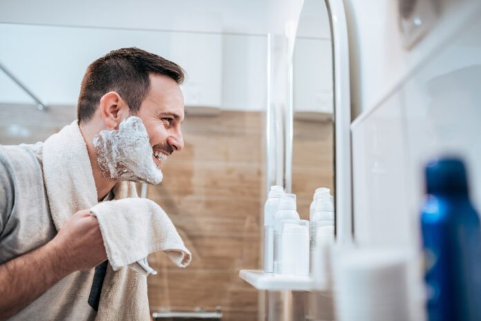 Άνδρας που ακολουθεί καθημερινή ρουτίνα grooming