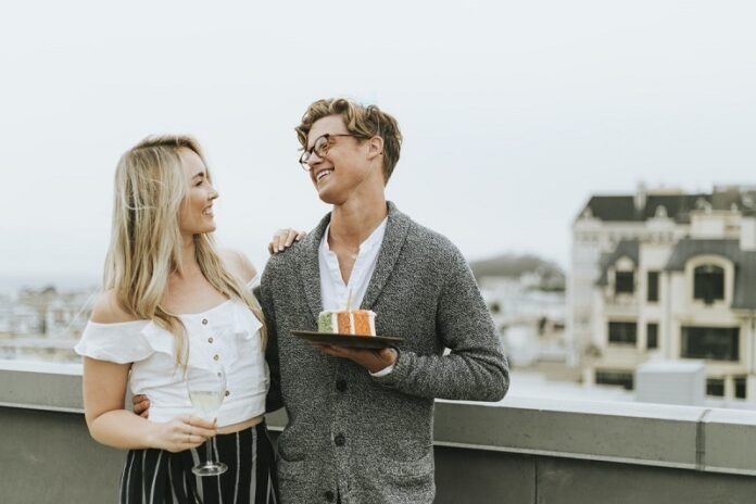 Σύγχρονο dating στην πόλη με έμφαση στις πραγματικές συνδέσεις