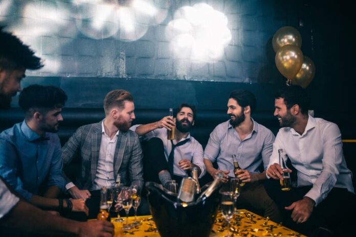 Σύγχρονο nightlife στην πόλη με στυλ και μέτρο