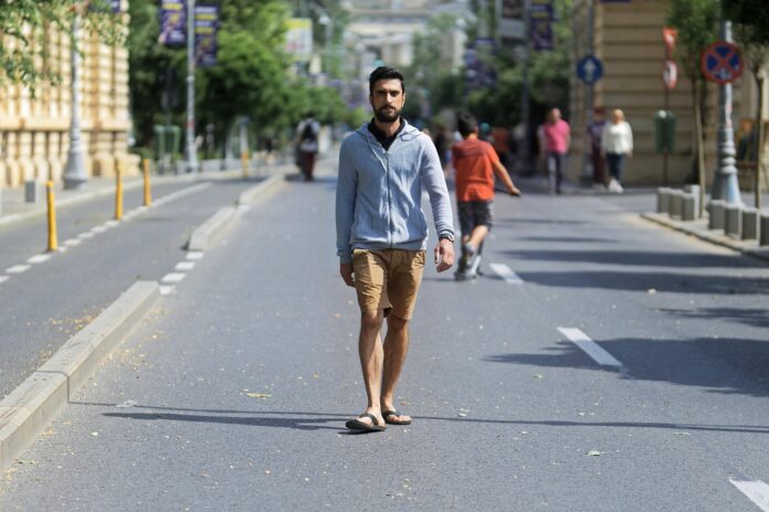 άνδρας περπατά στην πόλη μετά τη δουλειά